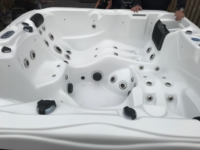 Jacuzzi met twee loungers