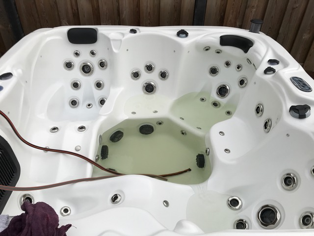 Starten met vullen van de witte jacuzzi