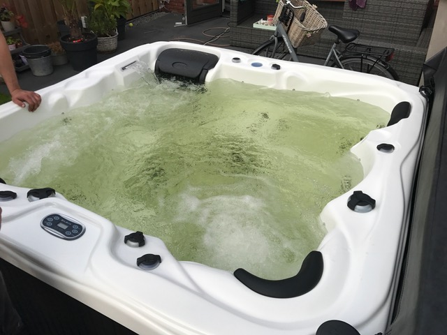 Testen van de witte jacuzzi