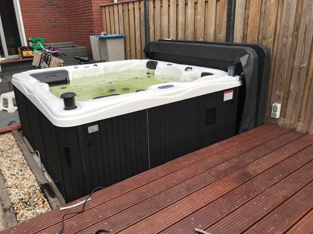 Jacuzzi naast vlonder