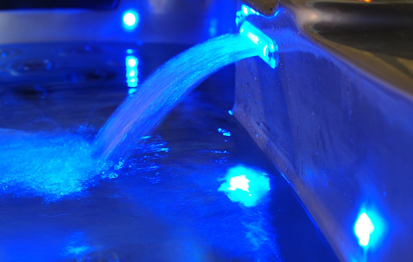 Jacuzzi in tuin met led verlichting