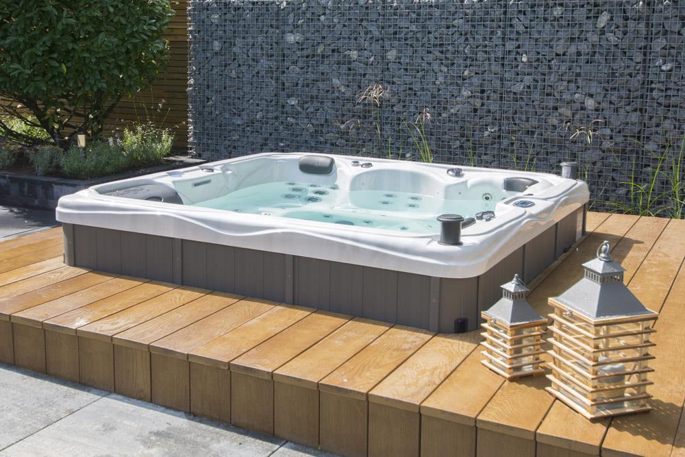 Jacuzzi met vlonderafwerking