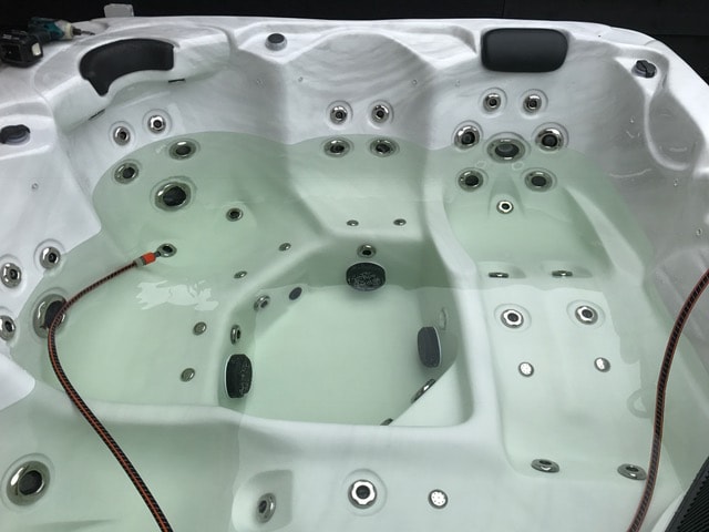 Jacuzzi vullen in Etten-Leur