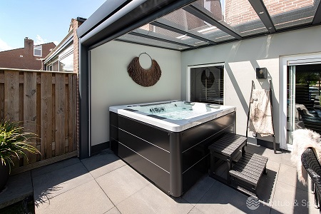 Kleine jacuzzi Civetta onder de overkapping