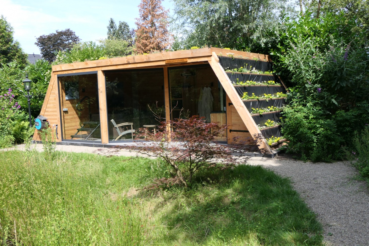 Tuinkamer met jacuzzi