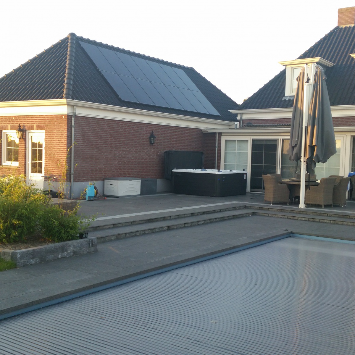 Jacuzzi en zwembad in de tuin