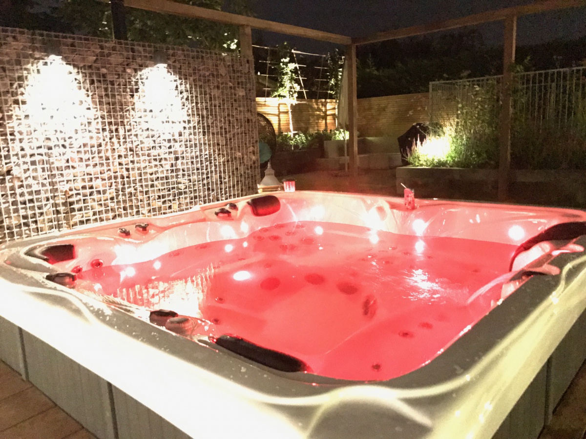 Prachtige tuin met grote jacuzzi