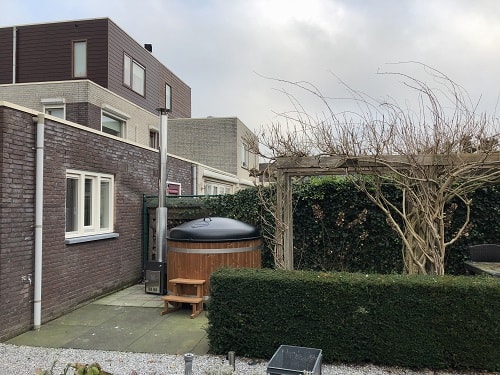 Thermowood hottub in de tuin