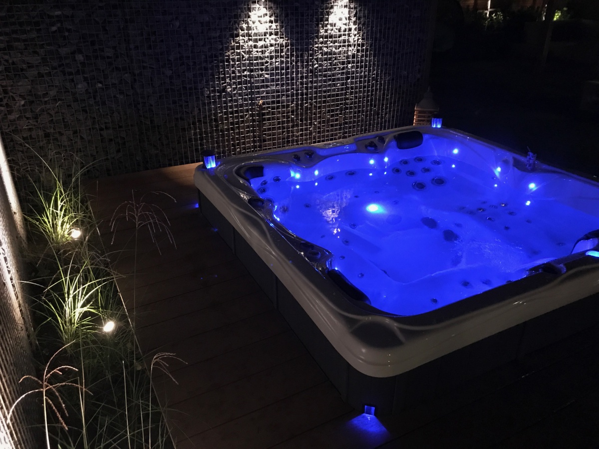 Sfeervolle beplanting rond jacuzzi