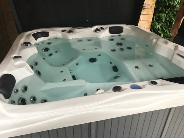 Vullen van de jacuzzi