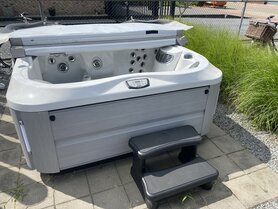 Jacuzzi® J-335 Showtuin model